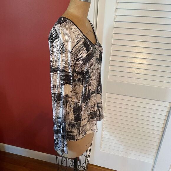 CHICO’S | abstract black & white v neck blouse 2 or M - Picture 4 of 6